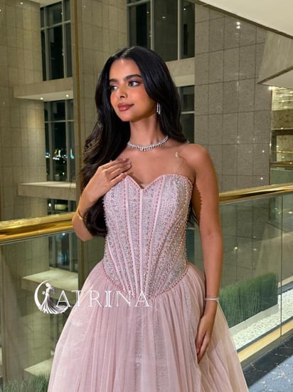 فستان سهرة وردي فاتح بتصميم كورسيه وتنورة تول فاخرة