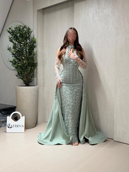 فستان سهرة تيفاني مطرز مع ذيل جانبي فاخر