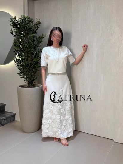 فستان طويل بلون أوف وايت بتطريزات أنيقة