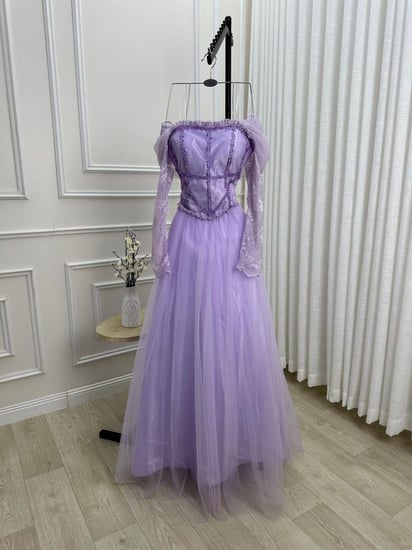فستان سهرة بنفسجي تول بتصميم أميرة مطرز