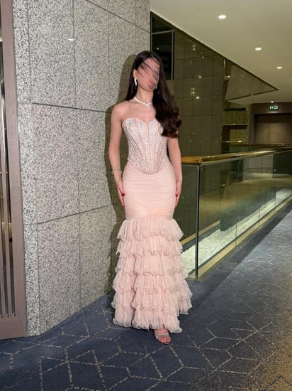 فستان بيلا الوردي بالكورسيه المرصع والطبقات الناعمة