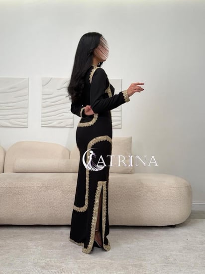 فستان أسود فاخر بتطريز ذهبي وتصميم أنثوي جذاب