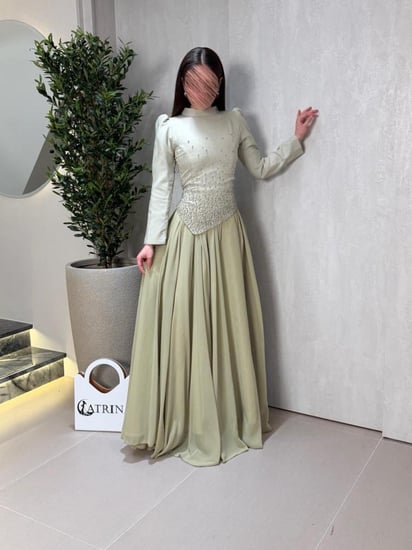فستان سهرة زيتي فاتح بتطريز لؤلؤي وقصة ملكية