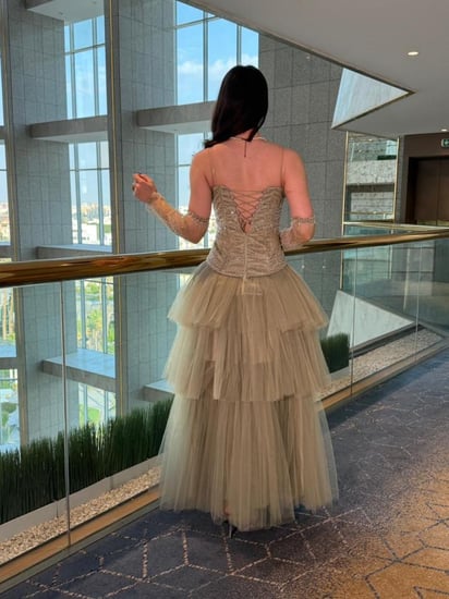 فستان سهرة فخم بتصميم ملكي ناعم بلون زيتي فاتح فاخر