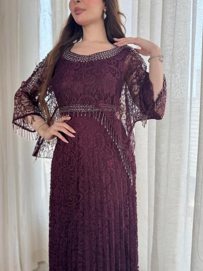 فستان دانتيل عنابي فاخر بأكمام واسعة مطرزة