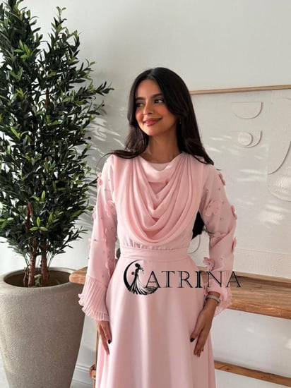 فستان وردي ناعم بتصميم أنثوي راقٍ