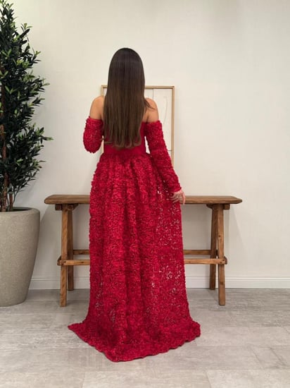 فستان سهرة فاخر بلونين عميق يجسد الأنوثة والرقي في تصميم واحد