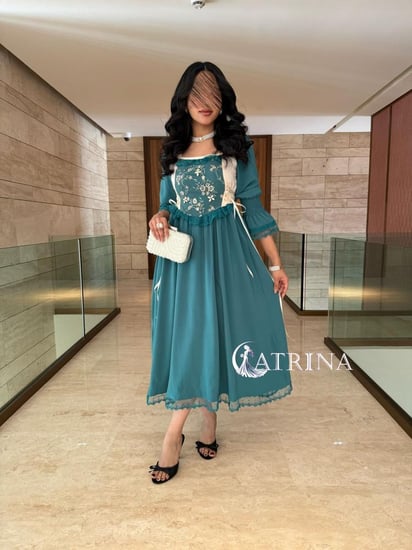فستان فكتوريا مطرز بالصدر ميد.