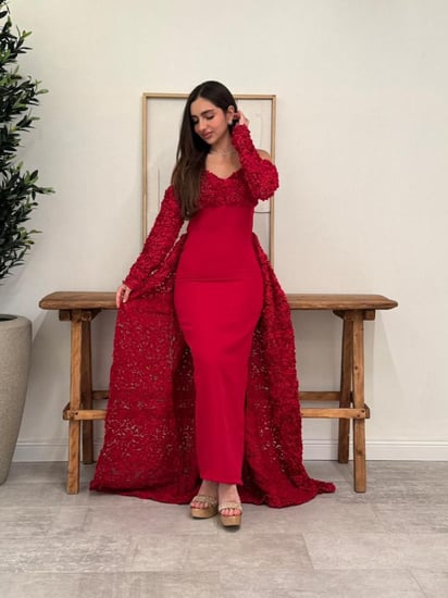 فستان سهرة فاخر بلونين عميق يجسد الأنوثة والرقي في تصميم واحد
