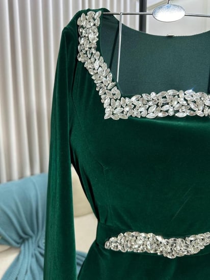 فستان سهرة فاخر بلونين يعكس الرقي والأناقة الملكية في كل تفصيل