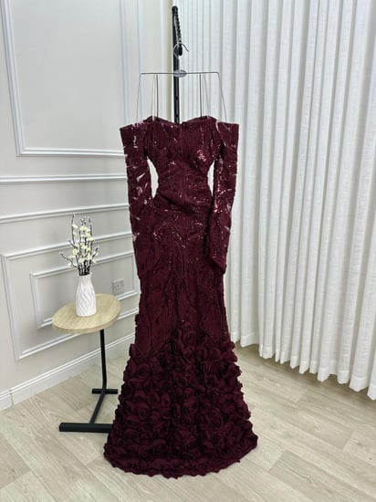 فستان سهرة طويل ورد 3D برغندي