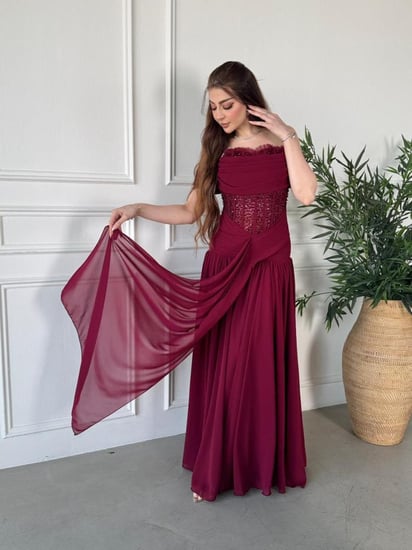 فستان سهرة كورسيه مطرز بتنورة واسعة