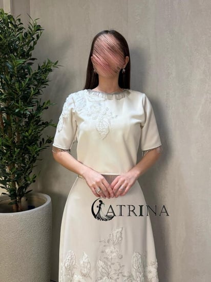 فستان طويل بلون أوف وايت بتطريزات أنيقة