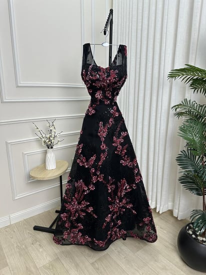 فستان سهرة طويل أسود أنيق بتصميم فخم ومميز