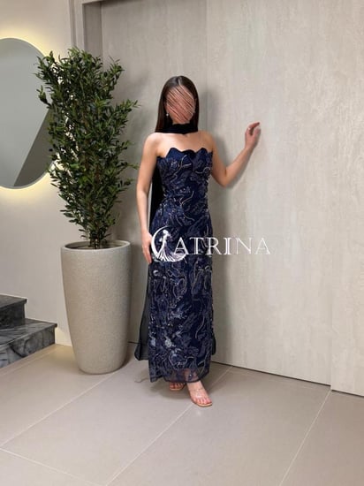 فستان سهرة طويل بلون كحلي مطرز مع وشاح أنيق