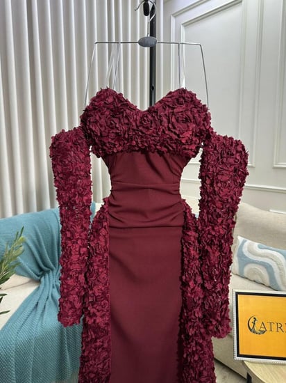 فستان سهرة فاخر بلونين عميق يجسد الأنوثة والرقي في تصميم واحد