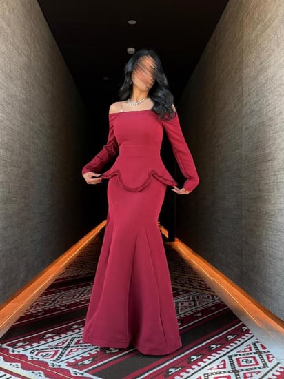 فستان سهرة باللون الأحمر العنّابي الفخم