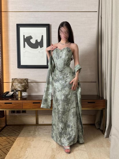 فستان سهرة بتصميم كورسيه ولمعة خضراء فاخرة
