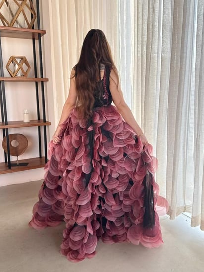 فستان سهرة بتلات الورد الفاخر