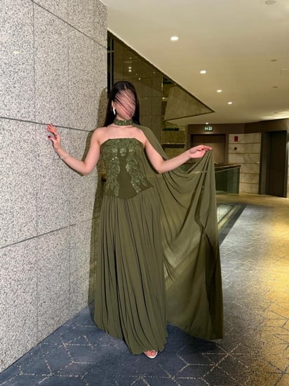 فستان سهرة بتصميم كورسية مطرز بلمسة انسيابية