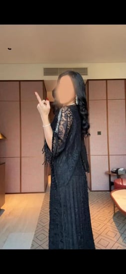 فستان سهرة دانتيل أسود بطبقتين مع تفاصيل شراشيب فاخرة