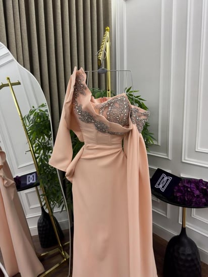 فستان سهرة حديث وراقي