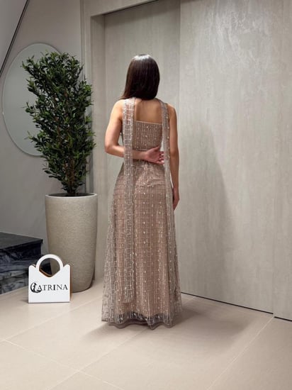 فستان سهرة شامبانيا مطرز بتصميم أنيق مع شال فاخر