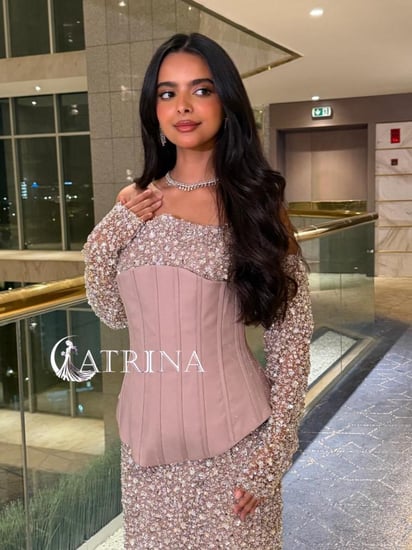 فستان سهرة شامبين وردي بتطريز لامع وتنورة بليسيه