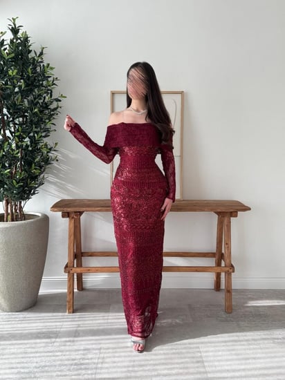 فستان عنابي مطرز أوف شولدر بلمسة فاخرة