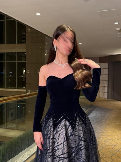 فستان سهرة جوخ ملكي بلون كحلي داكن