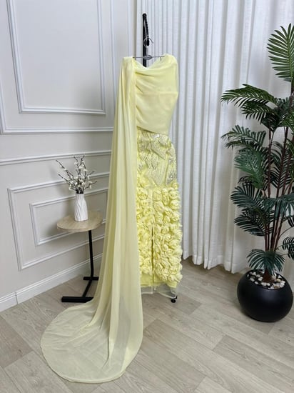 فستان سهرة أصفر فاخر بتصميم ثلاثي الأبعاد