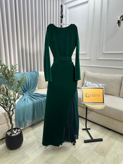 فستان سهرة فاخر بلونين يعكس الرقي والأناقة الملكية في كل تفصيل