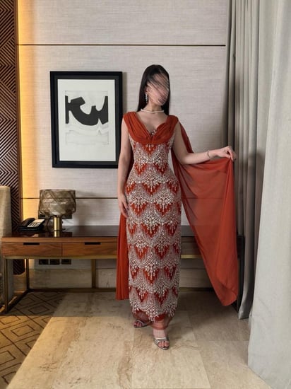 فستان سهرة بلون كهرماني بتطريز لؤلؤي فاخر وتصميم ملكي ساحر