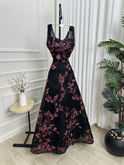 فستان سهرة طويل أسود أنيق بتصميم فخم ومميز