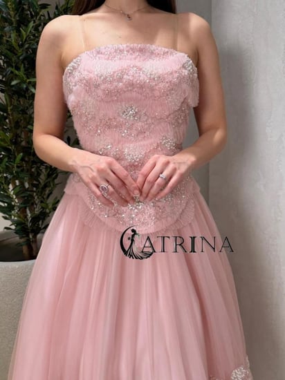 فستان سهرة ميدي بلون وردي بتفاصيل تول وتطريز فاخر