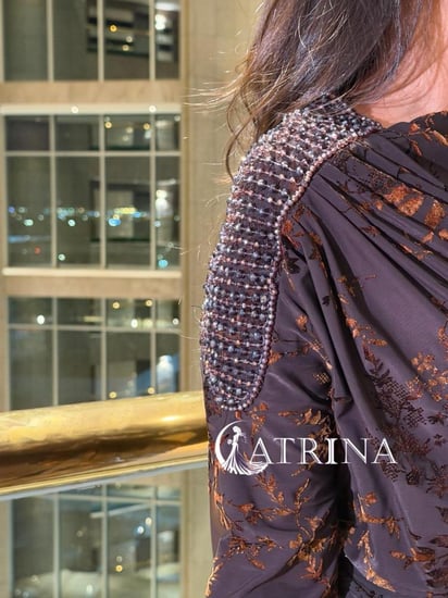 فستان سهرة بني داكن بطبعات مخملية وحزام مرصع