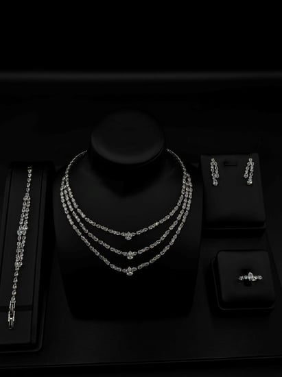 طقم اكسسوار كلاسيكي أنيق ثلاث طبقات بلمسة عصرية