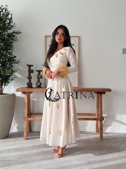 طقم كتان أنيق بتطريز ذهبي ولمسة فاخرة