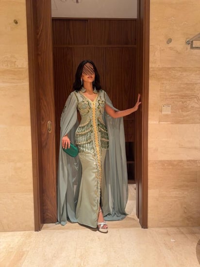 جلابية سواريه فاخرة مطرزة مع كاب ملكي