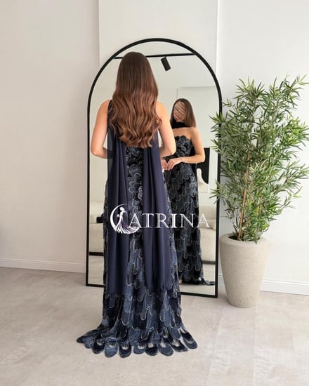 فستان سهرة كحلي داكن بتطريز فاخر وتصميم أنيق