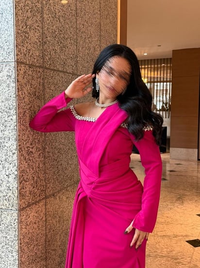 فستان سهرة فخم فوشي يجمع بين الرقي والأنوثة في تصميم واحد