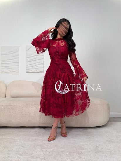 فستان دانتيل خمري بتصميم أنثوي فاخر