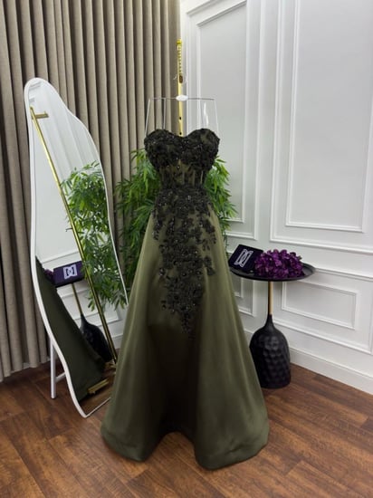 فستان سهرة فخم بلون عنابي مطرز