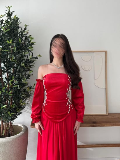 مخمل فاخر × شيفون × تطريز يدوي.