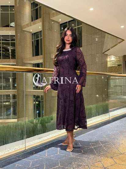 فستان دانتيل موف  ميدي بتفاصيل لامعة وياقة مرصعة