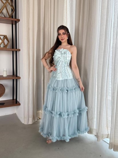 فستان سهرة أزرق سماوي منفوش بزهور ثلاثية الأبعاد