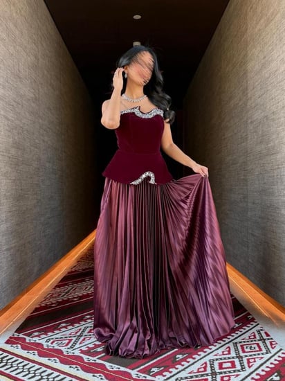 فستان سهرة فاخر الفخامة العنّابية بتفاصيل الكريستال البراقة