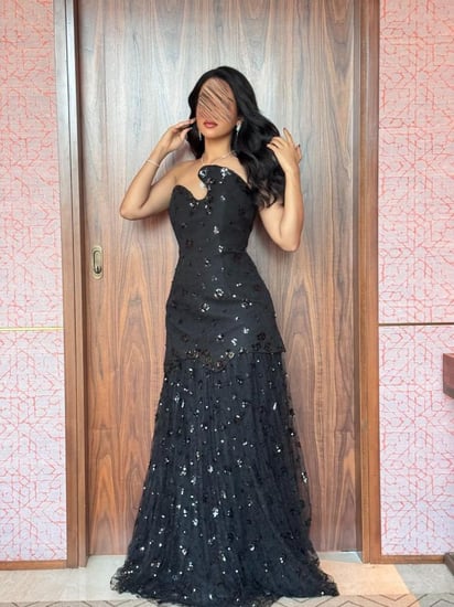 فستان سهرة أسود أنيق بتصميم كتف واحد غير متماثل