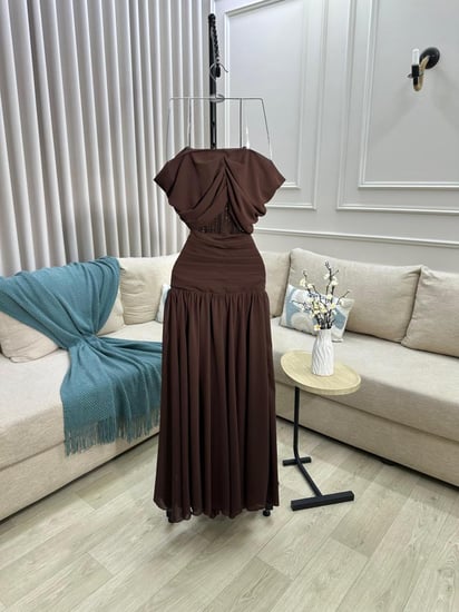 فستان سهرة بني أنيق بتصميم مطوي مع دانتيل فاخر