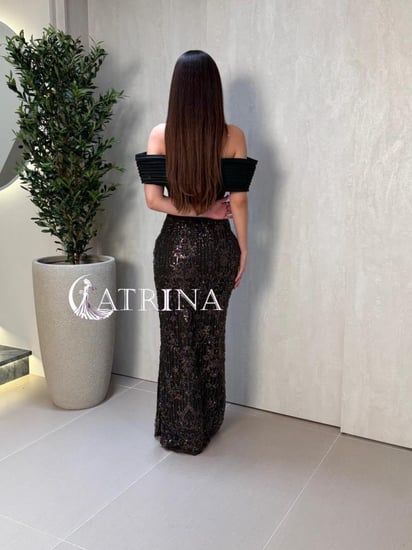 فستان سهرة طويل بتطريز فاخر وتصميم مكشوف الأكتاف